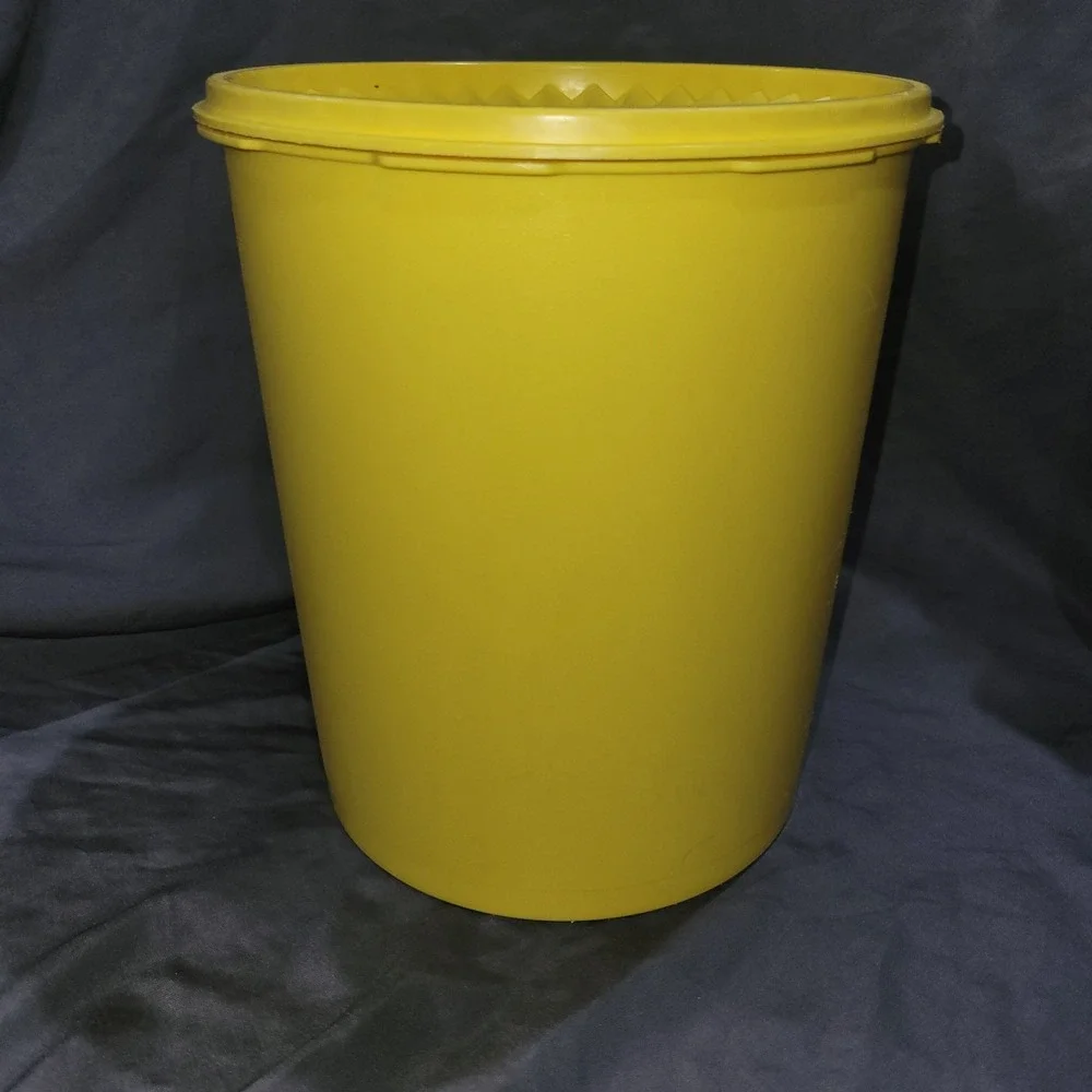 Vintage Tupperware Servalier 805-5 Yellow Large Canister 16 C Capacity